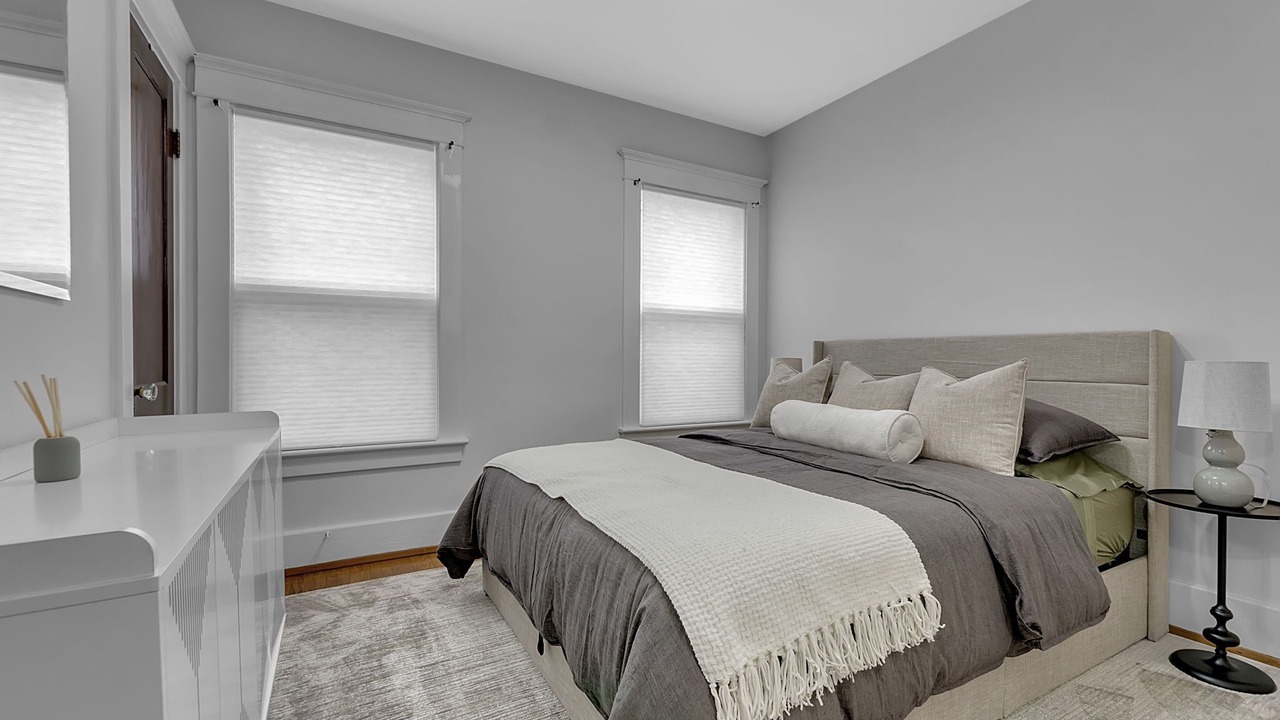 Photo of Bedroom in Front Park