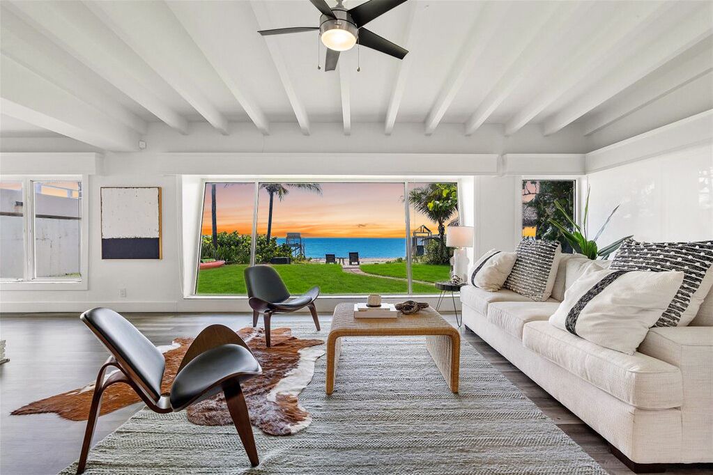 Photo of Livingroom in Lauderdale Beach