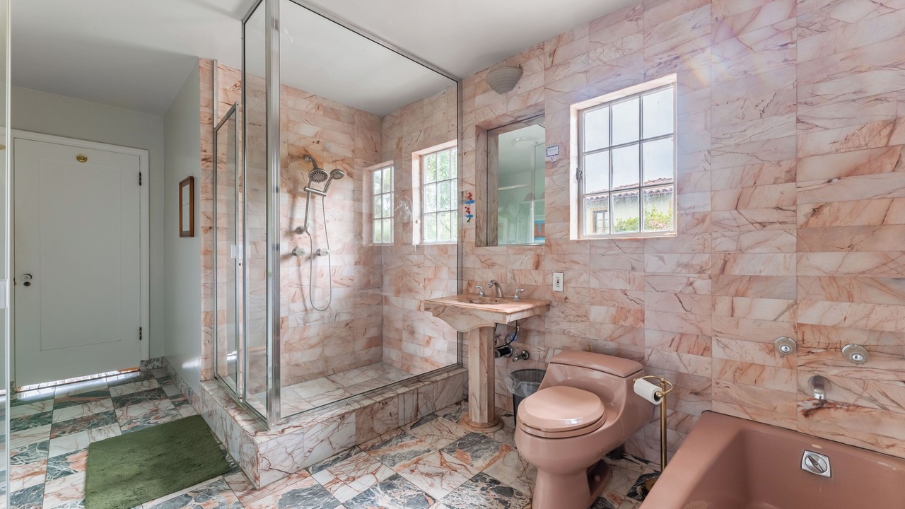Photo of Bathroom in Greater Wilshire - Hancock Park
