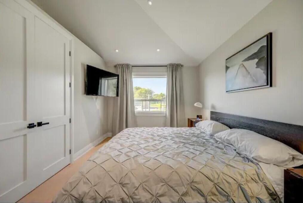 Photo of Bedroom in Lakeview
