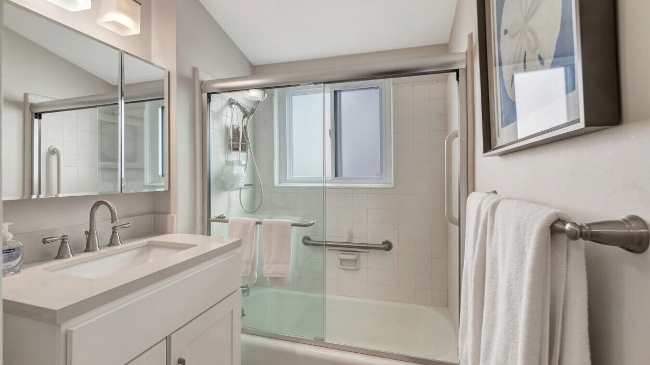 Photo of Bathroom in Corona del Mar