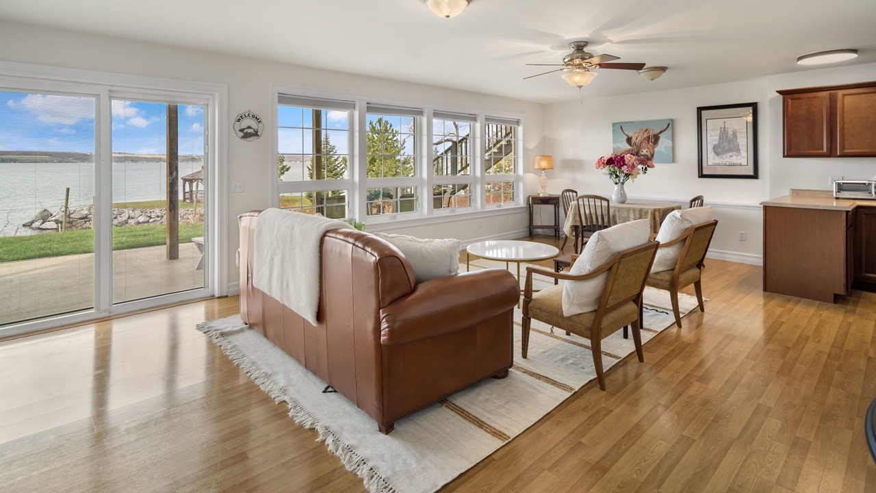 Photo of Livingroom in Oaks Corners