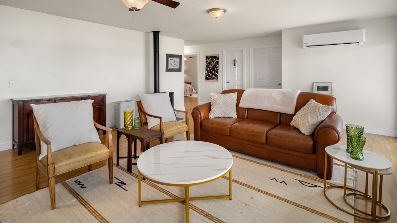 Photo of Livingroom in Oaks Corners