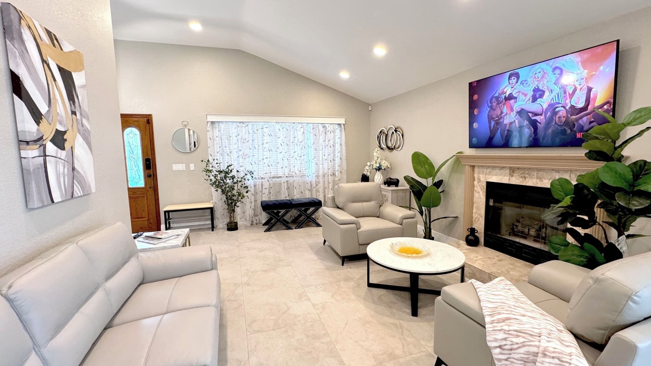Photo of Livingroom in Sherwood Forest and Thistle Development