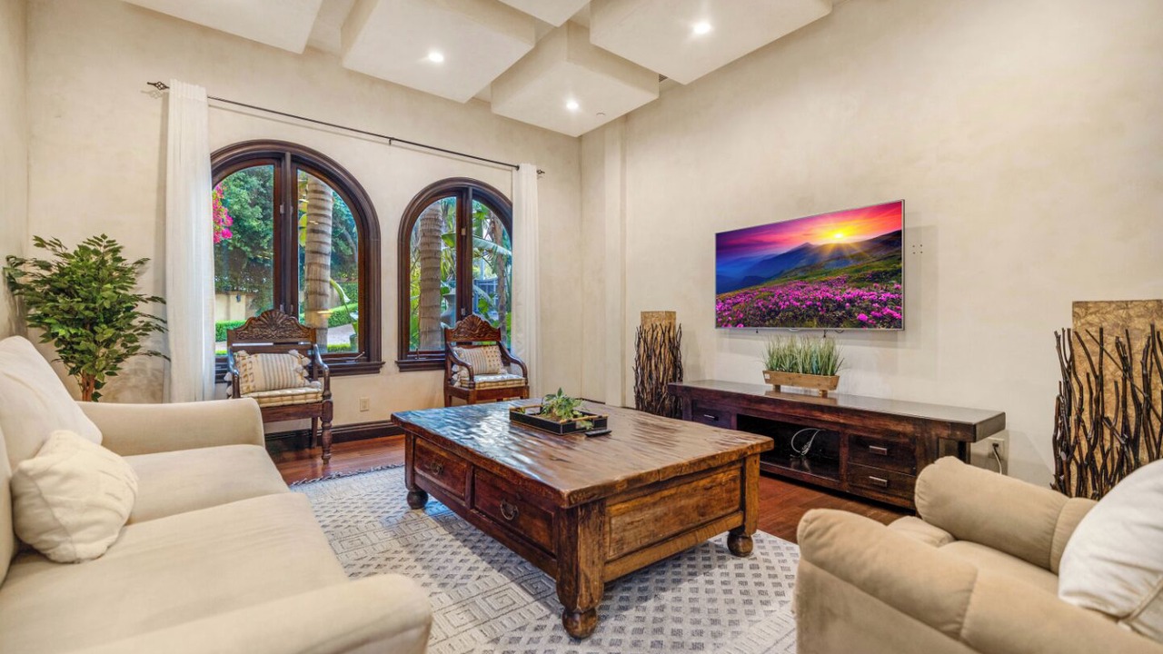 Photo of Livingroom in Tarzana