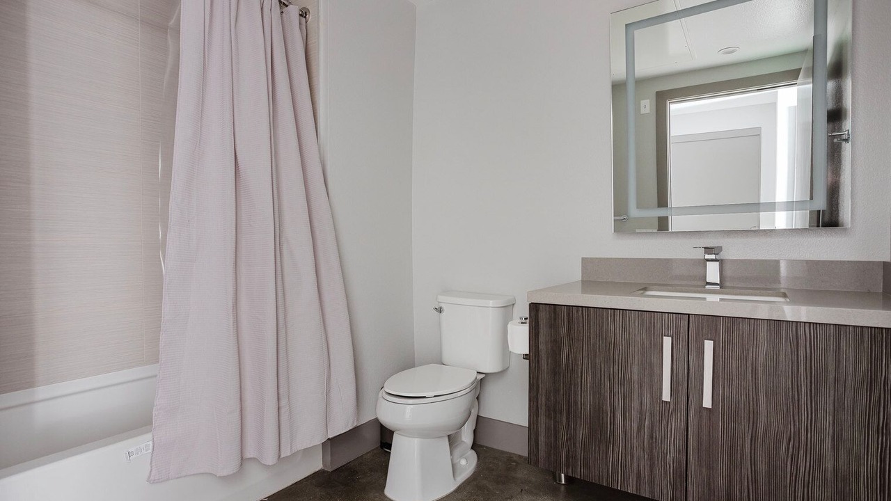 Photo of Bathroom in Greater Wilshire - Hancock Park