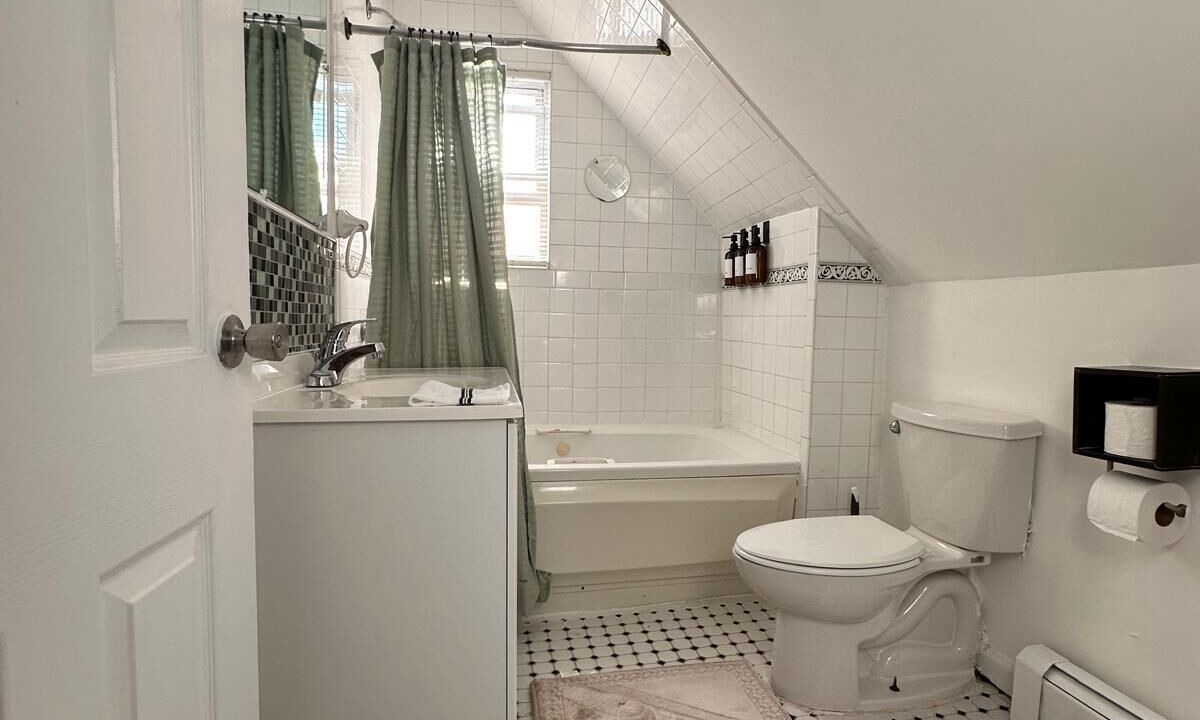 Photo of Bathroom in Teaneck