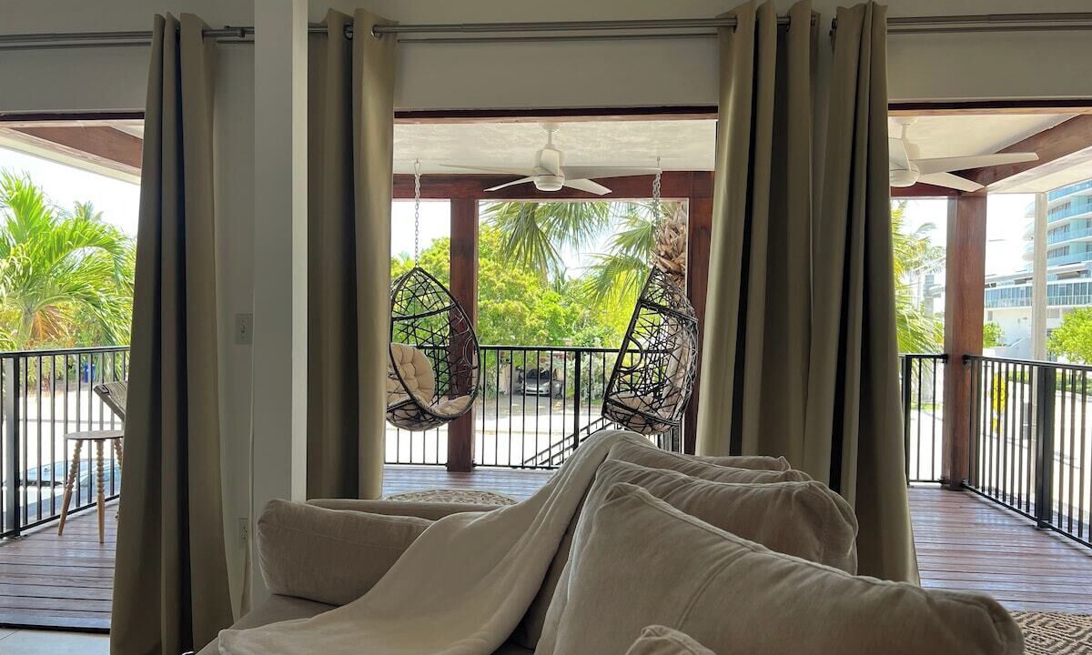 Photo of Livingroom in Lauderdale Beach
