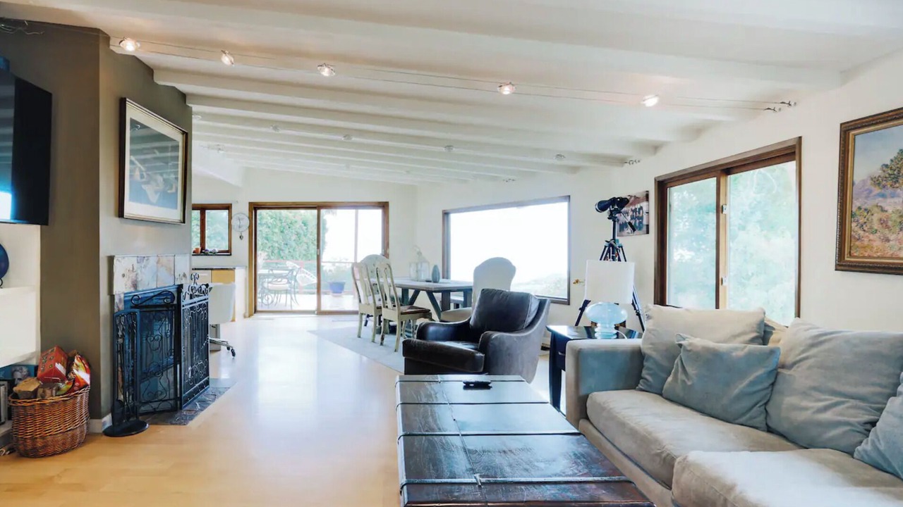 Photo of Livingroom in Central Malibu