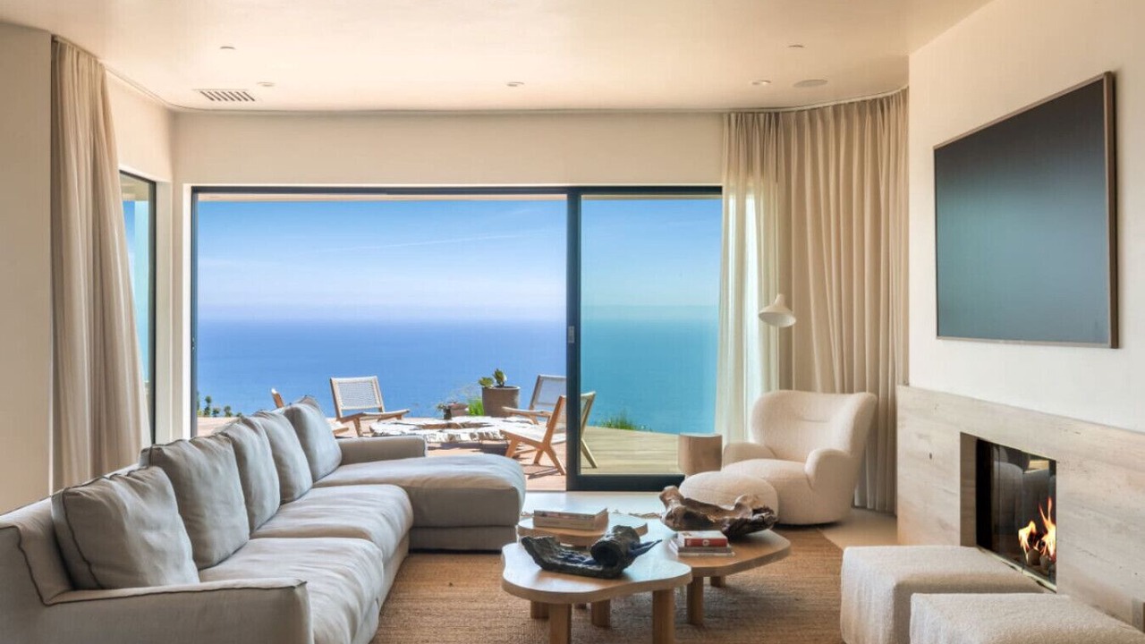 Photo of Livingroom in Western Malibu