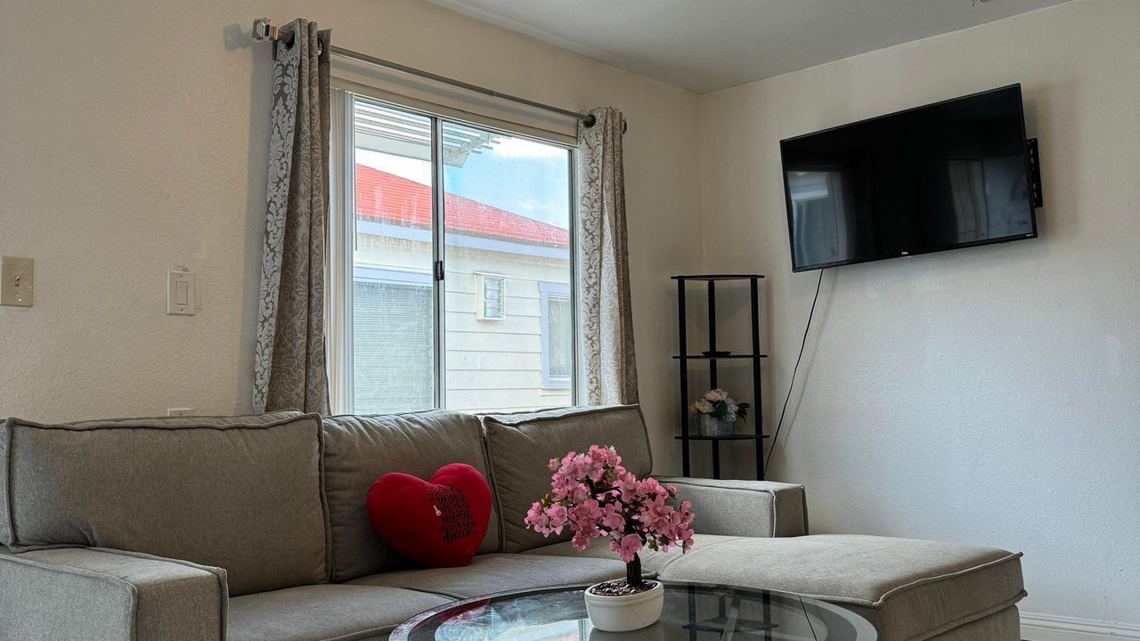 Photo of Livingroom in Midway City