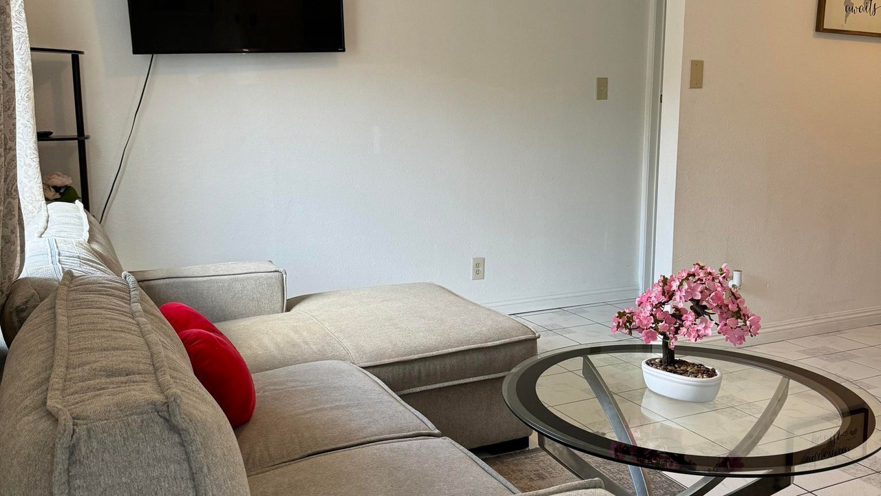 Photo of Livingroom in Midway City