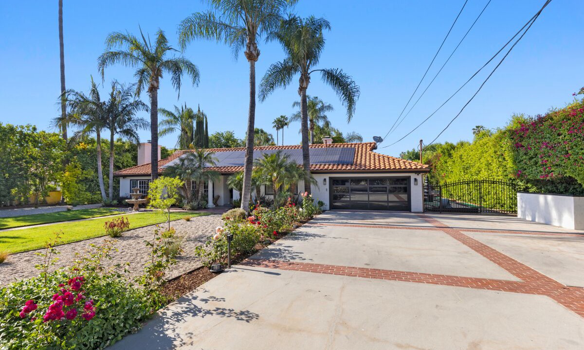 Photo of Outdoor in Woodland Hills
