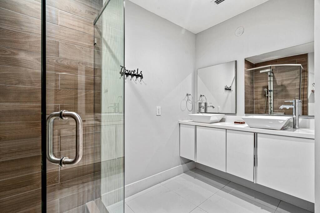 Photo of Bathroom in Golden Glades