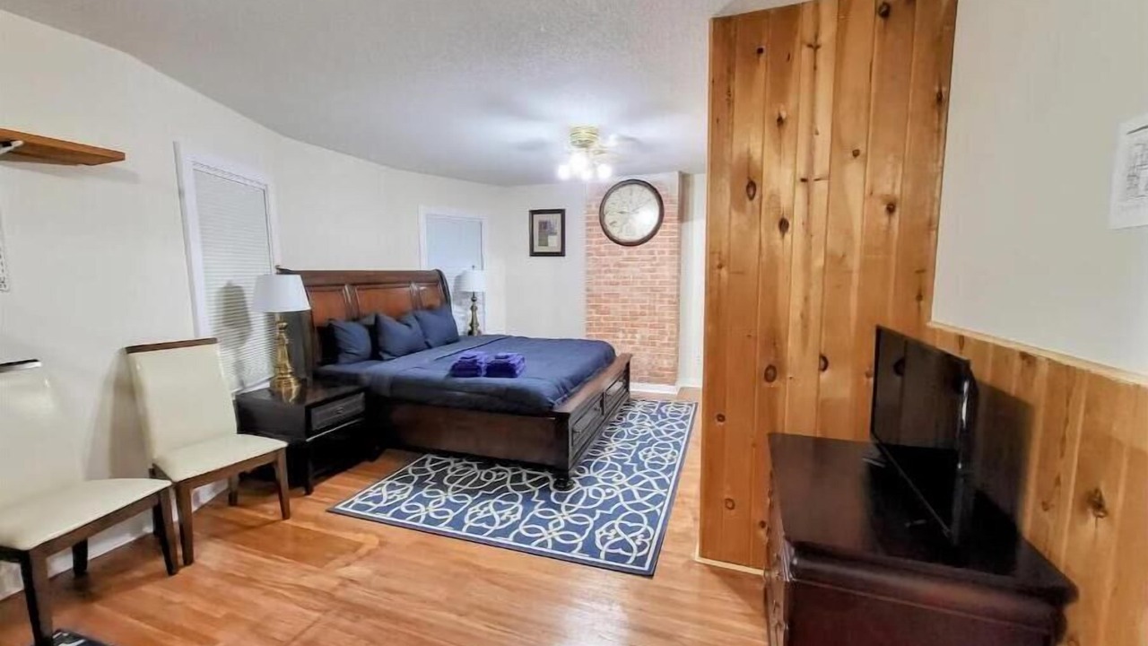 Photo of Bedroom in Downtown Niagara Falls
