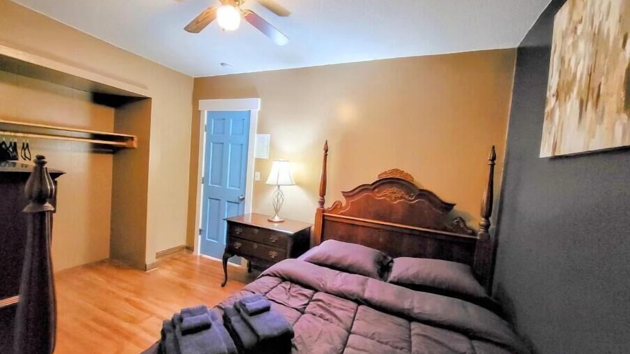 Photo of Bedroom in Downtown Niagara Falls