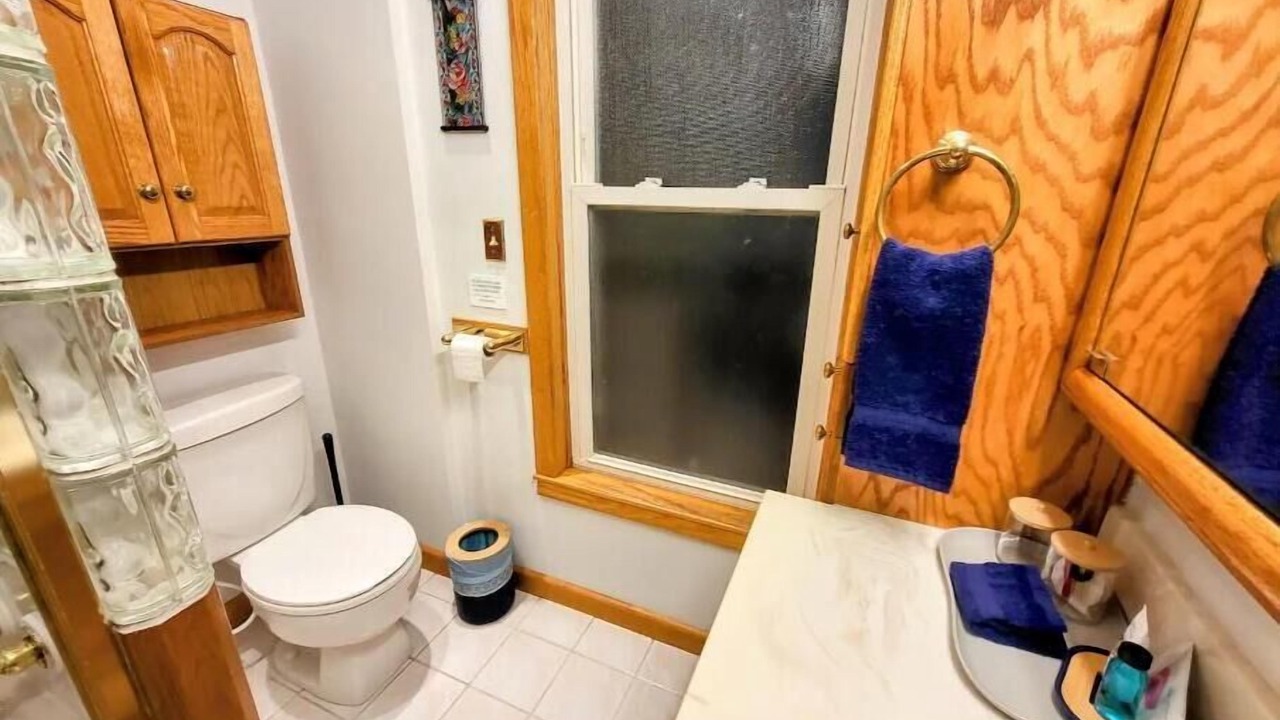 Photo of Bathroom in Downtown Niagara Falls