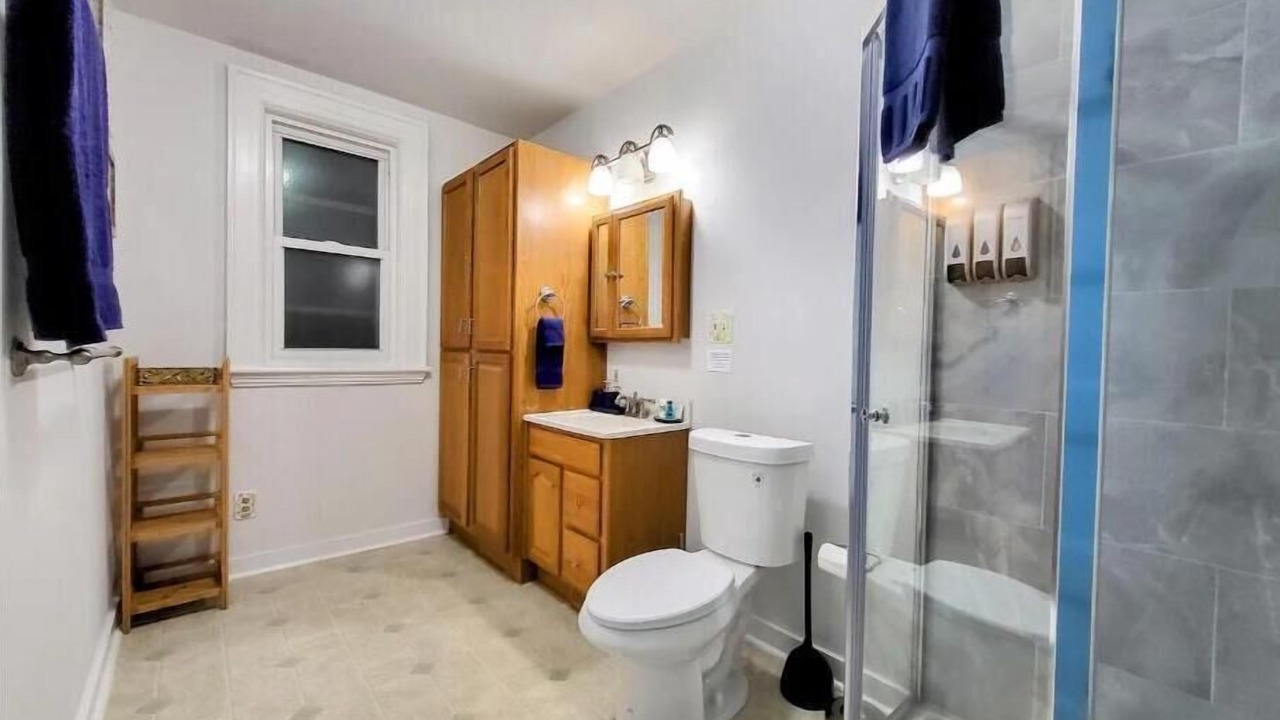 Photo of Bathroom in Downtown Niagara Falls