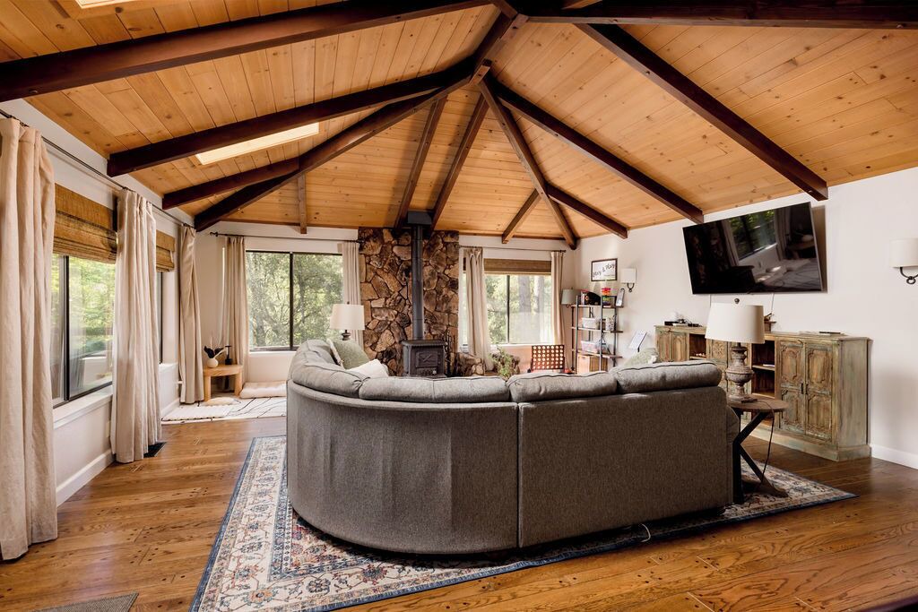 Photo of Livingroom in Yosemite Forks