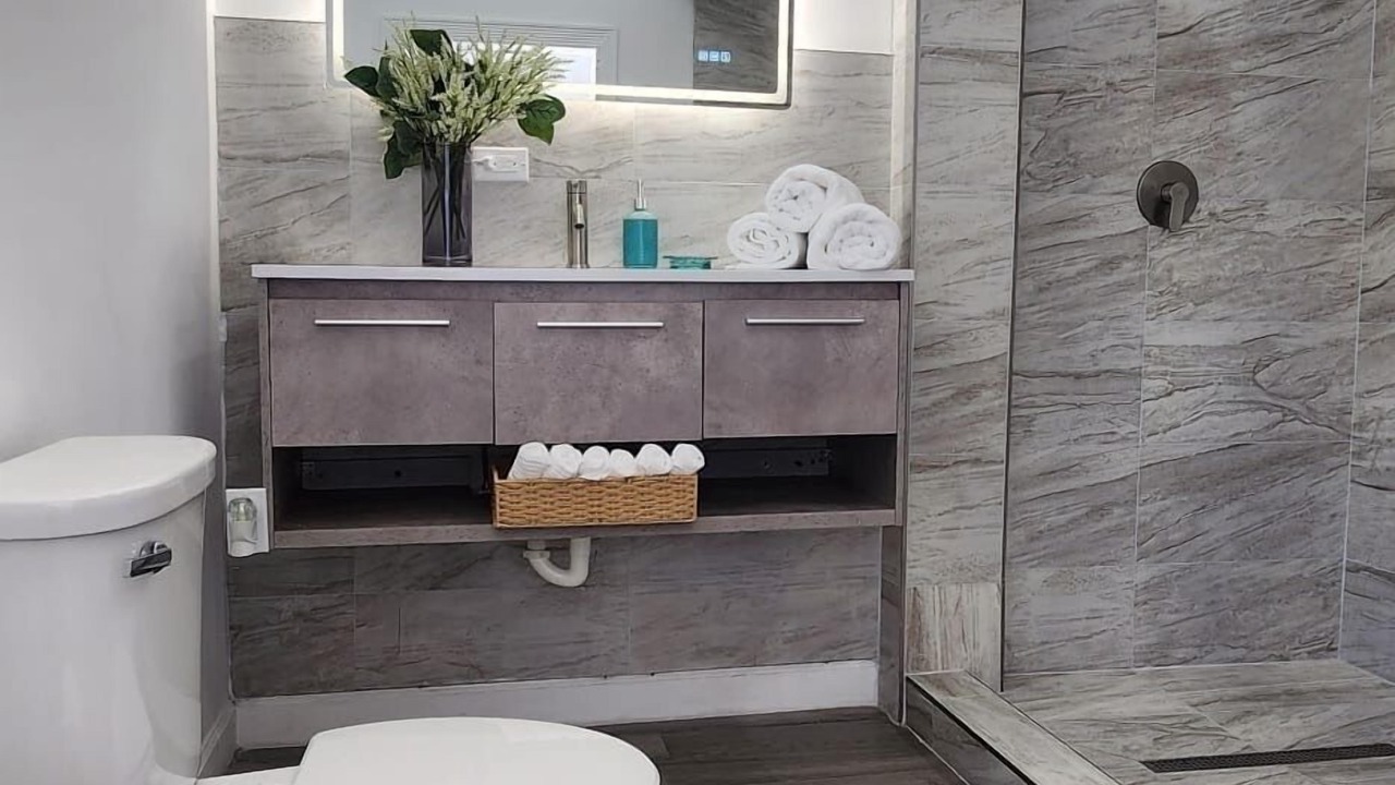 Photo of Bathroom in Rokers Point