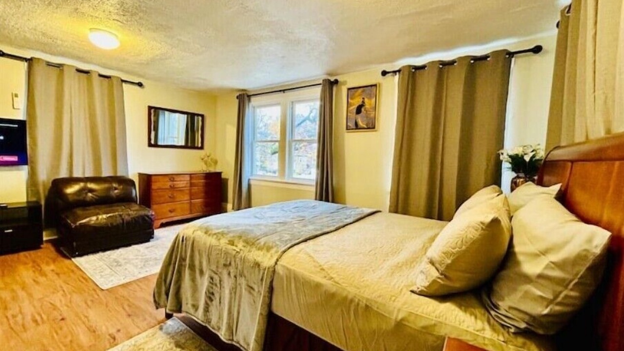 Photo of Bedroom in Teaneck