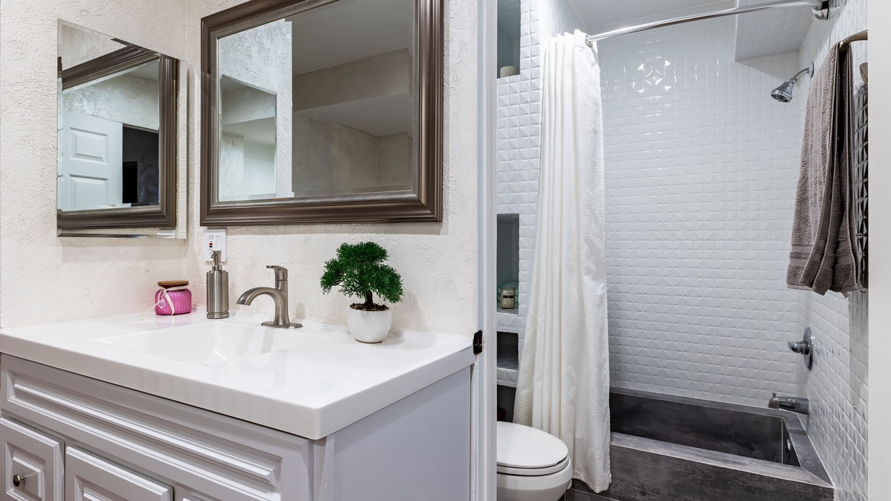 Photo of Bathroom in Pacific - Edison