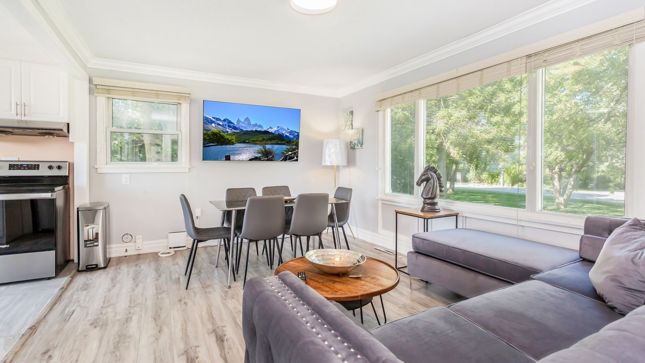 Photo of Livingroom in Halton Regional Municipality