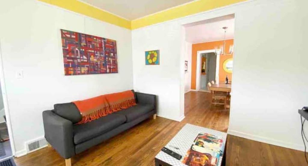 Photo of Livingroom in Front Park