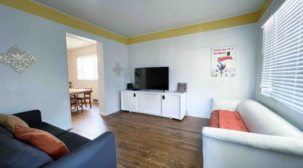 Photo of Livingroom in Front Park