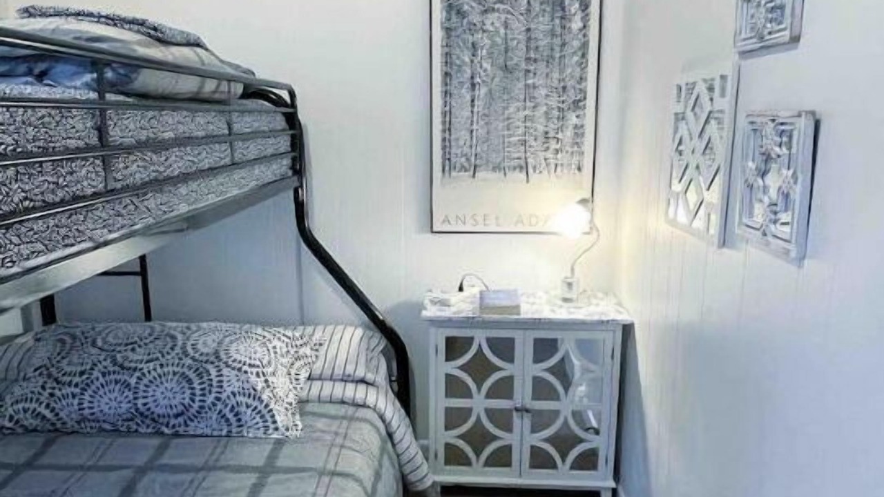 Photo of Bedroom in Front Park