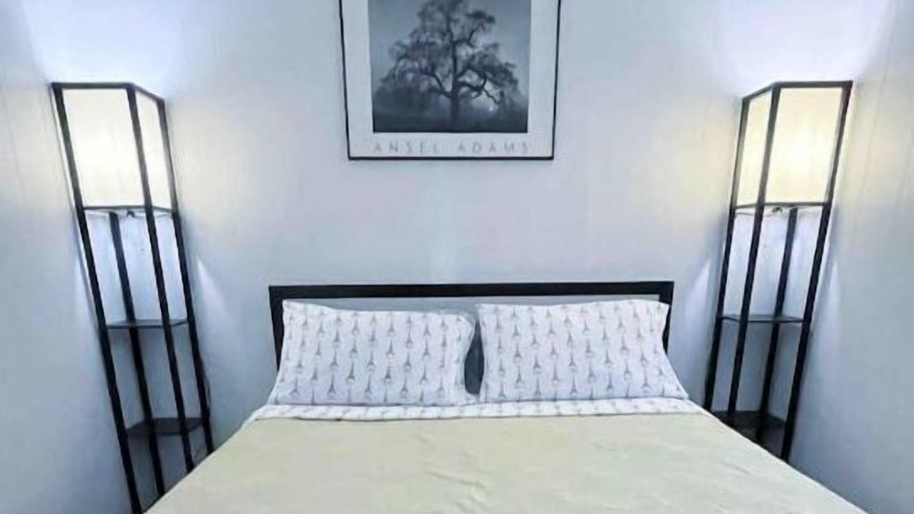 Photo of Bedroom in Front Park
