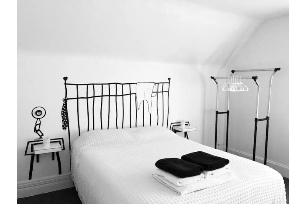 Photo of Bedroom in Front Park