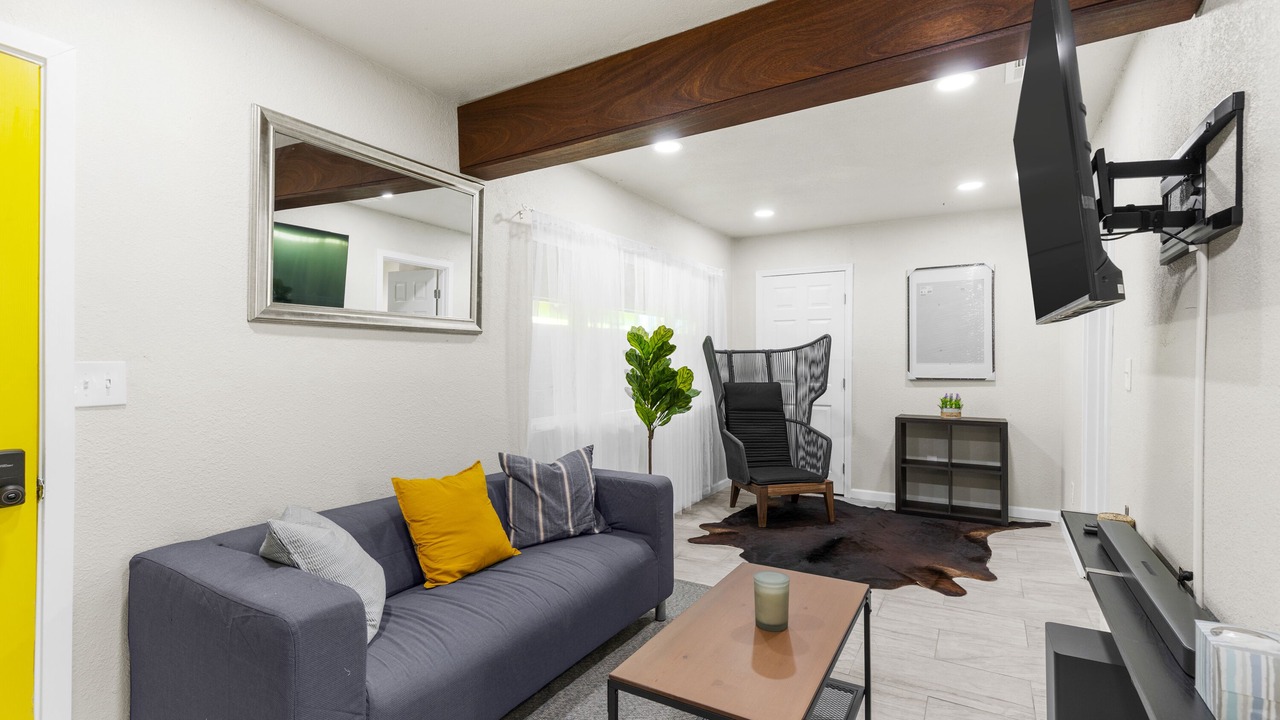 Photo of Livingroom in Compton