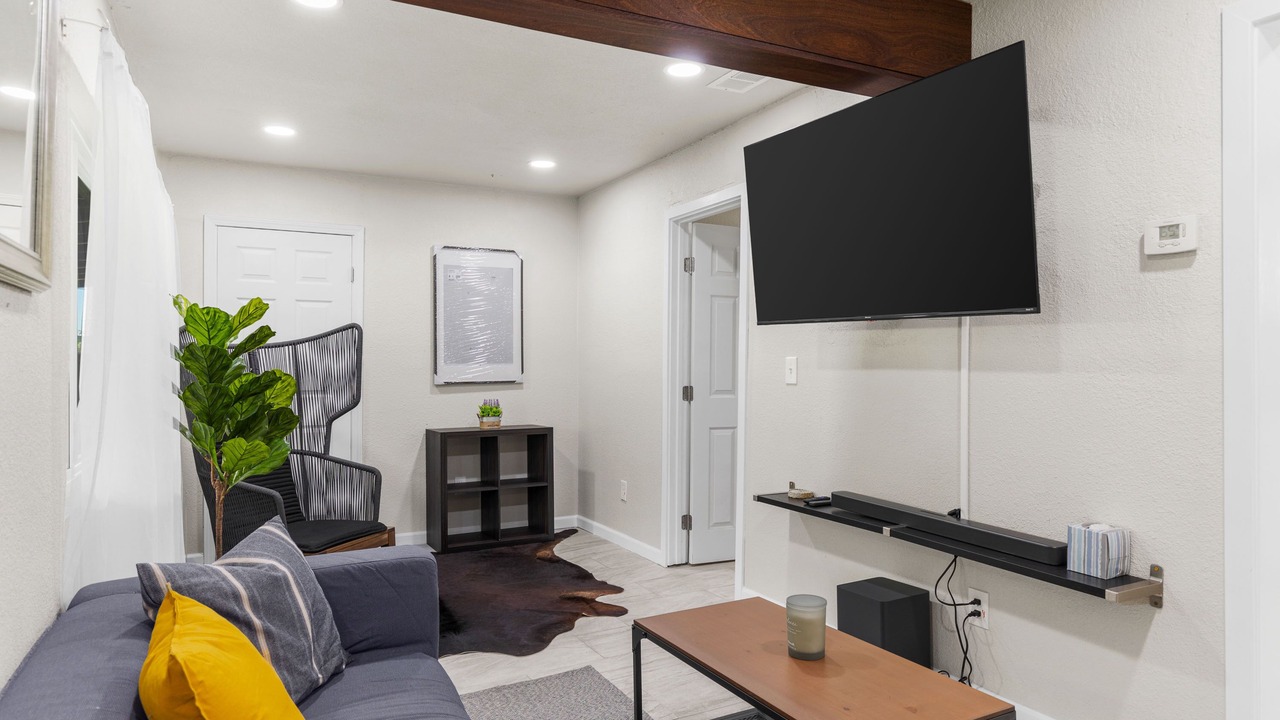 Photo of Livingroom in Compton