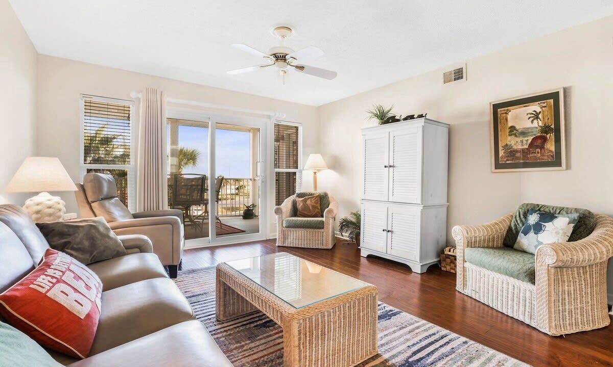 Photo of Livingroom in Orange Beach East