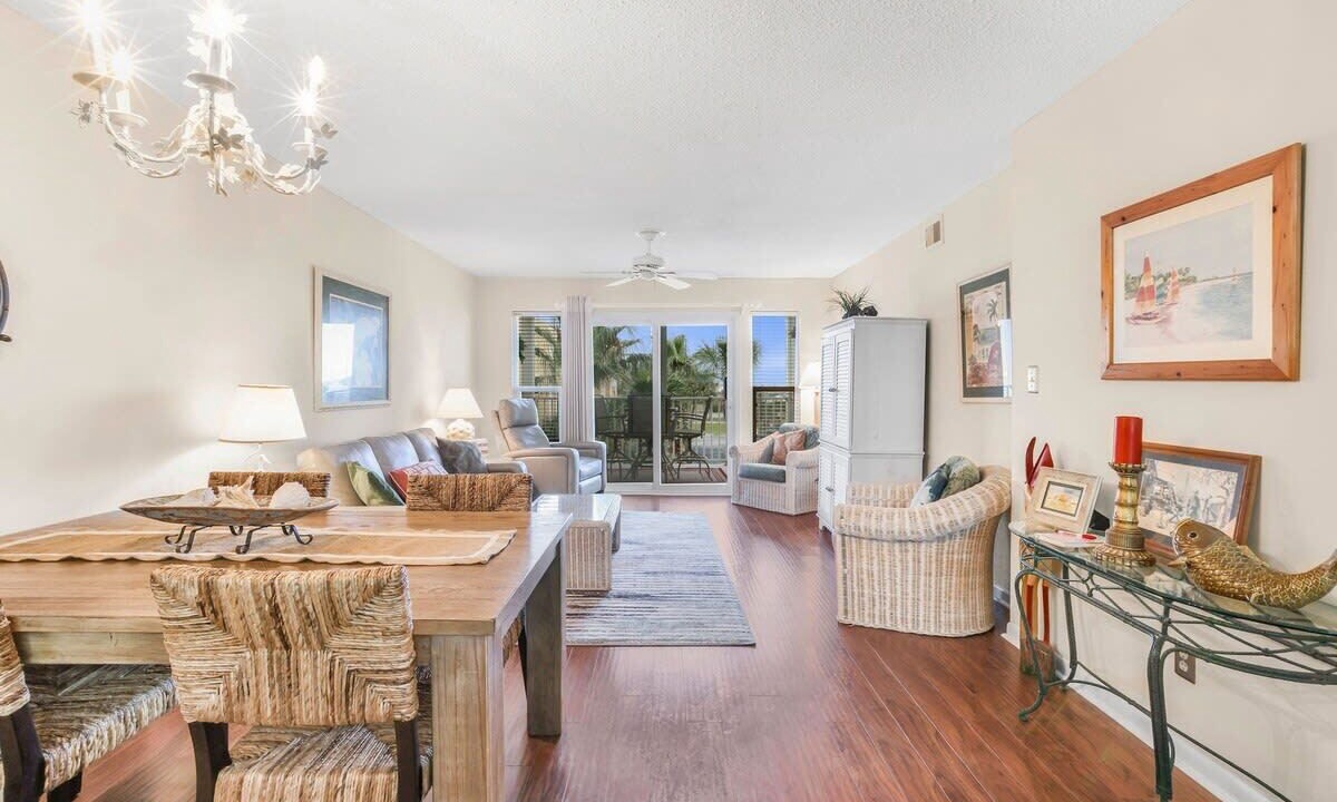Photo of Livingroom in Orange Beach East