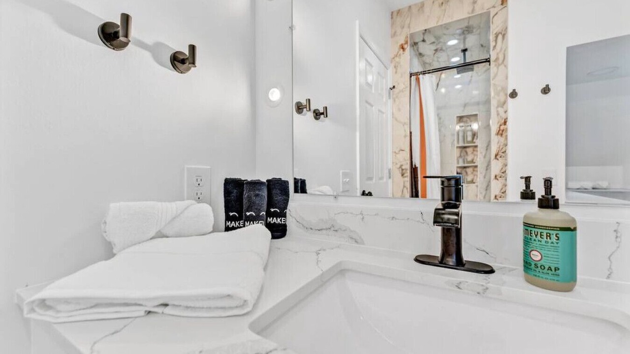 Photo of Bathroom in Lakeview