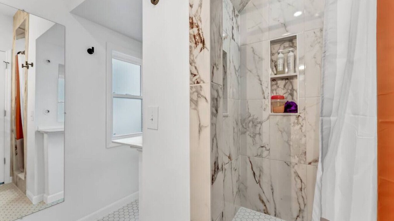 Photo of Bathroom in Lakeview
