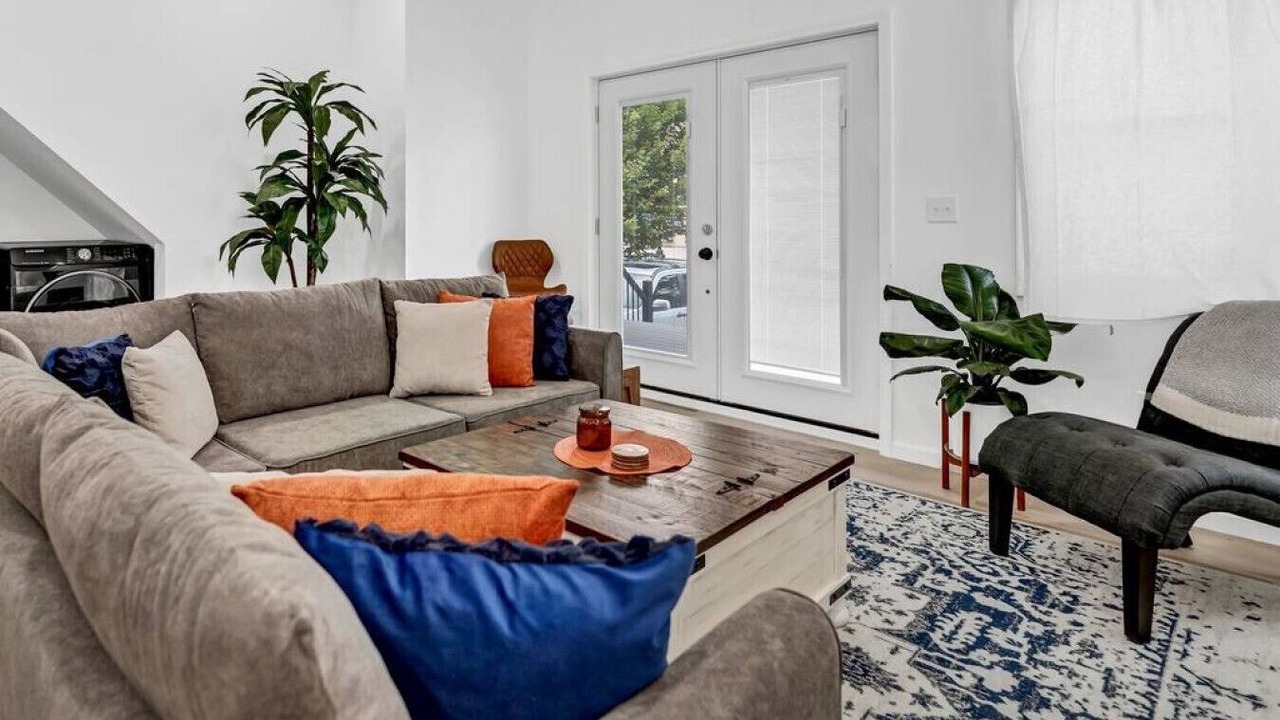 Photo of Livingroom in Front Park