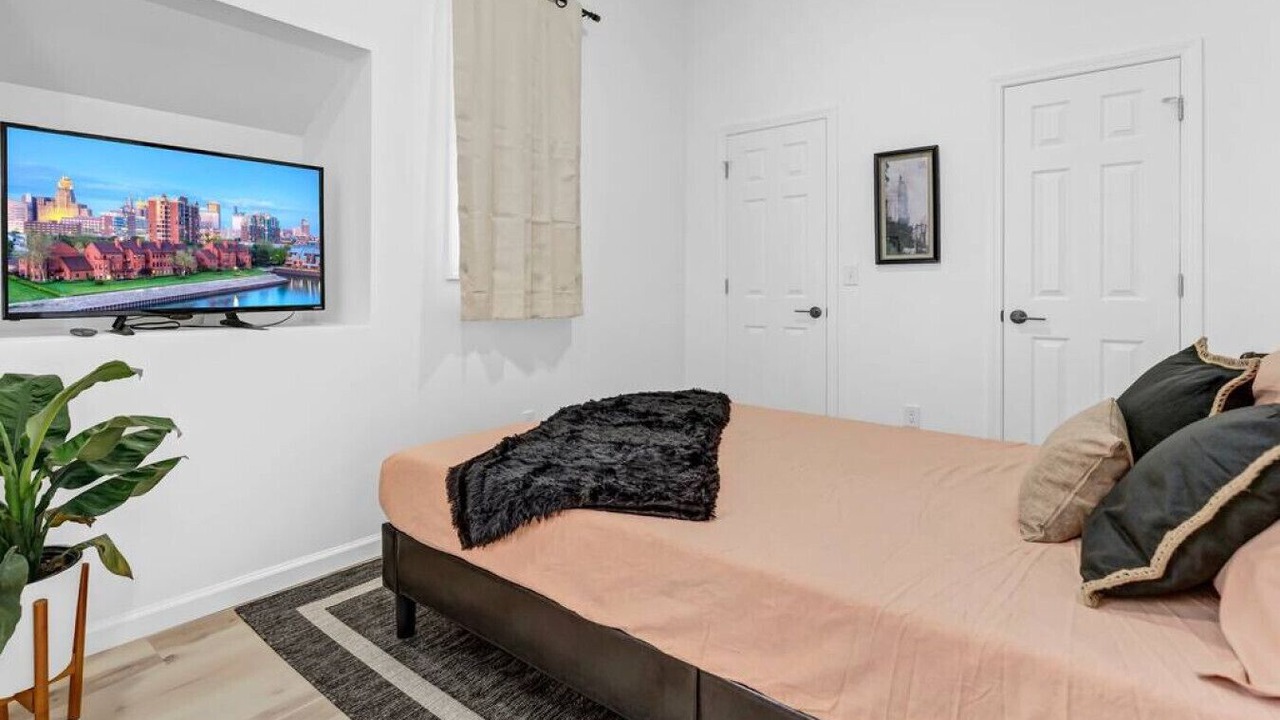 Photo of Bedroom in Front Park