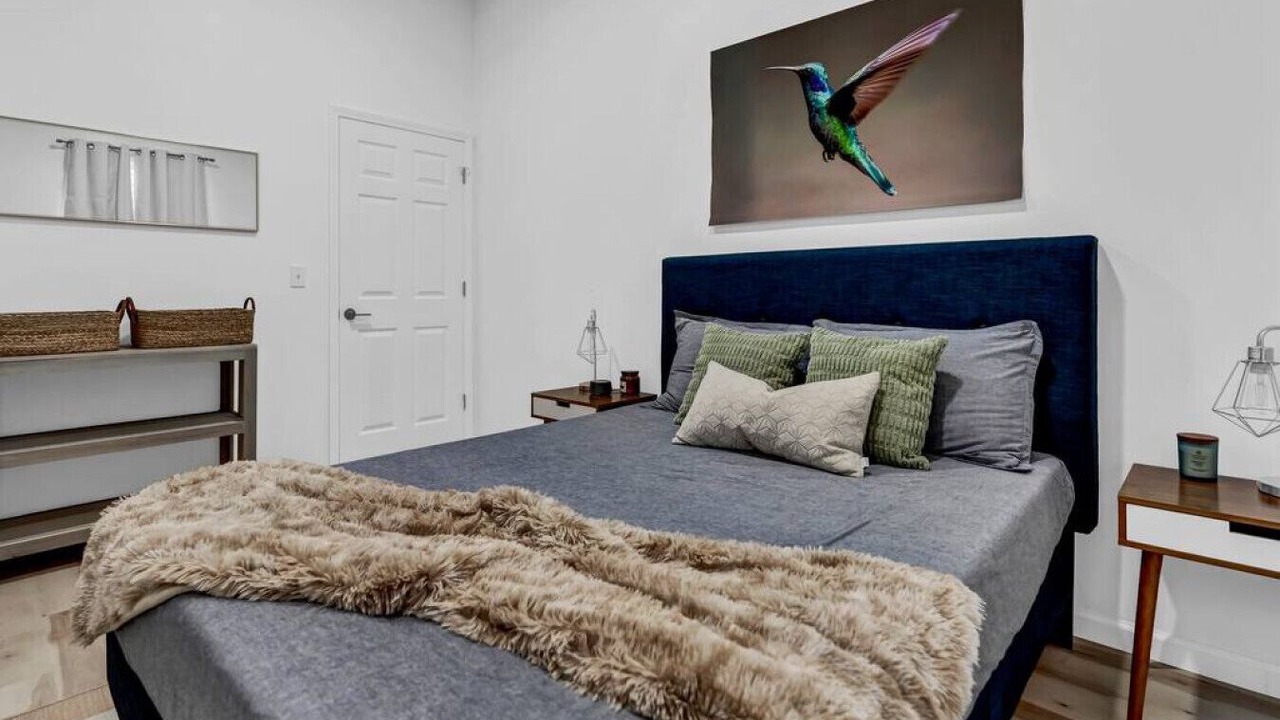 Photo of Bedroom in Front Park