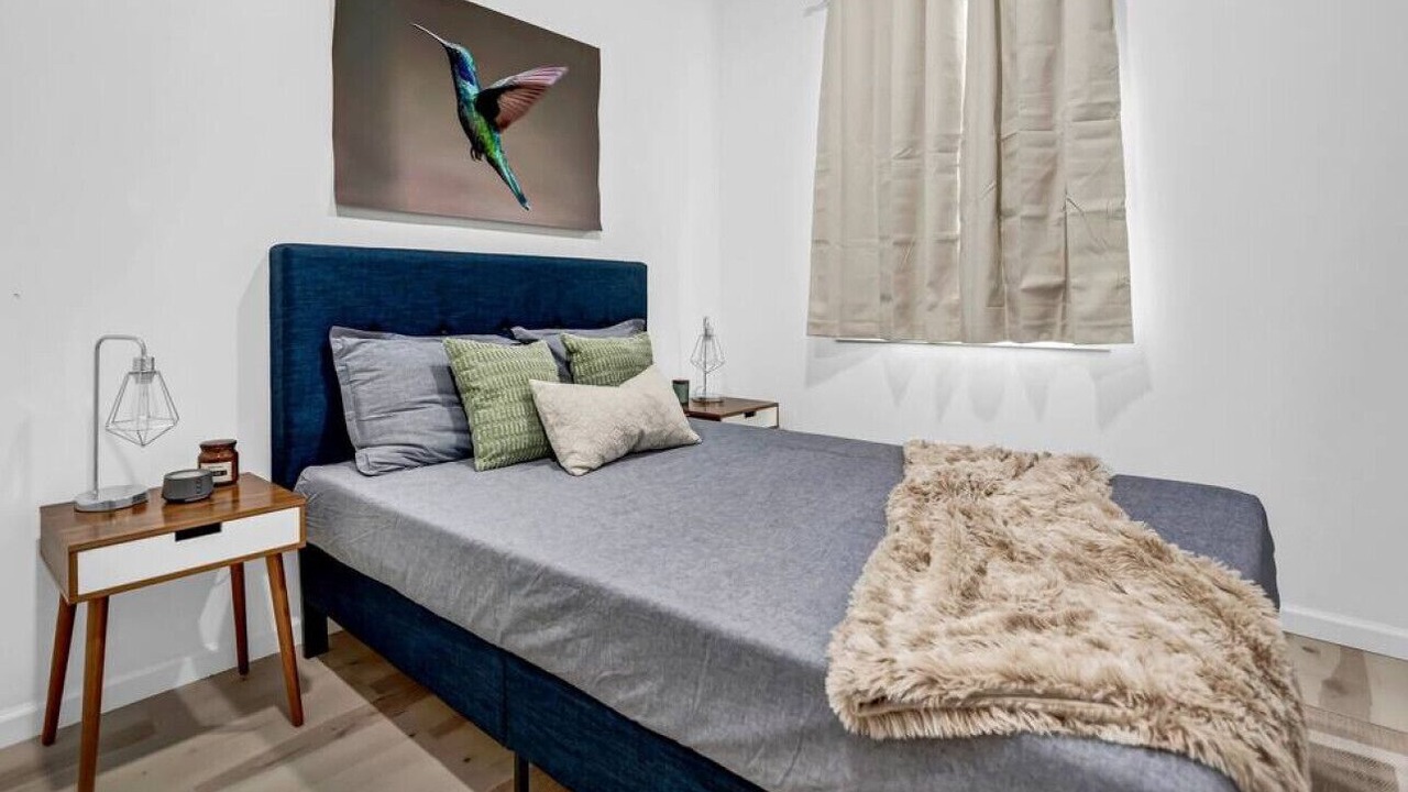 Photo of Bedroom in Front Park