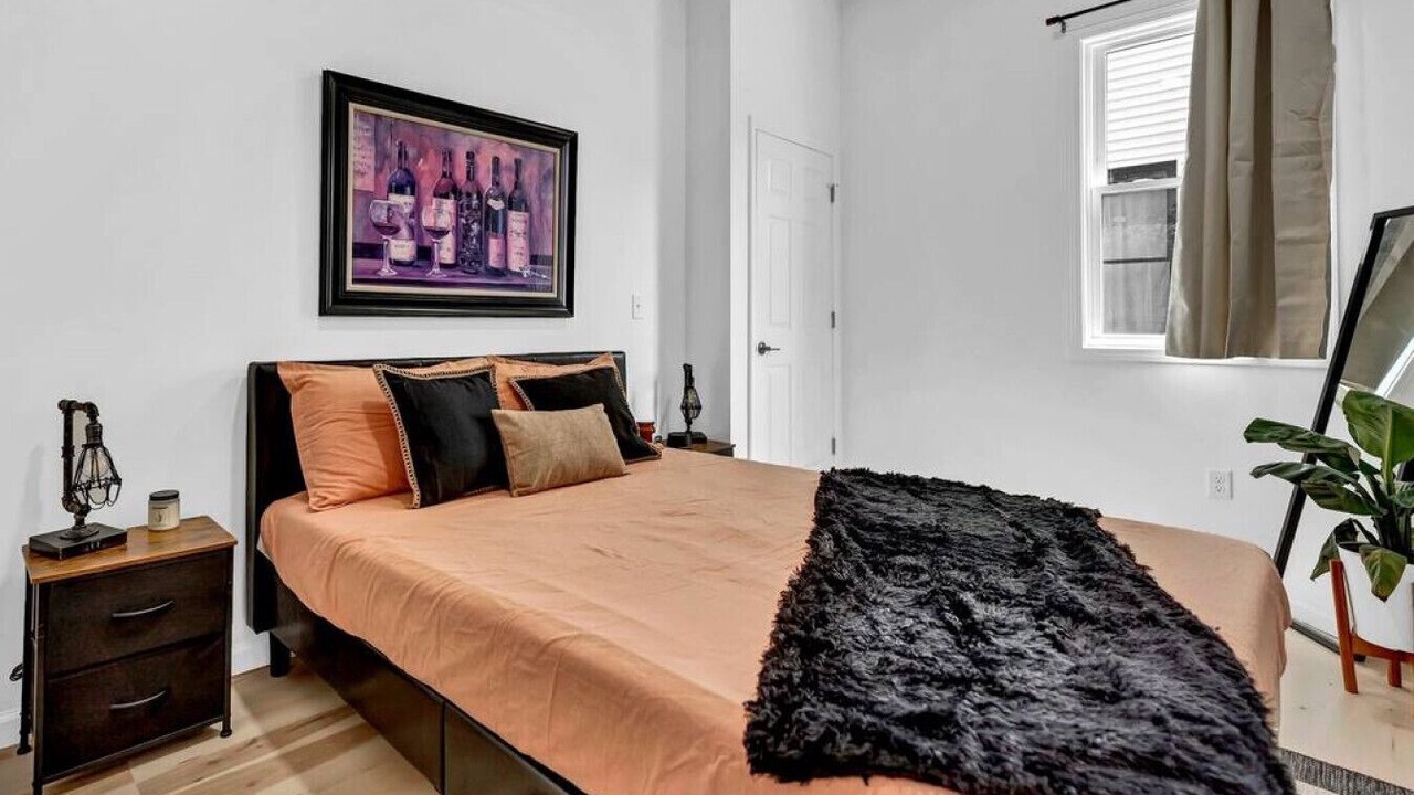 Photo of Bedroom in Front Park