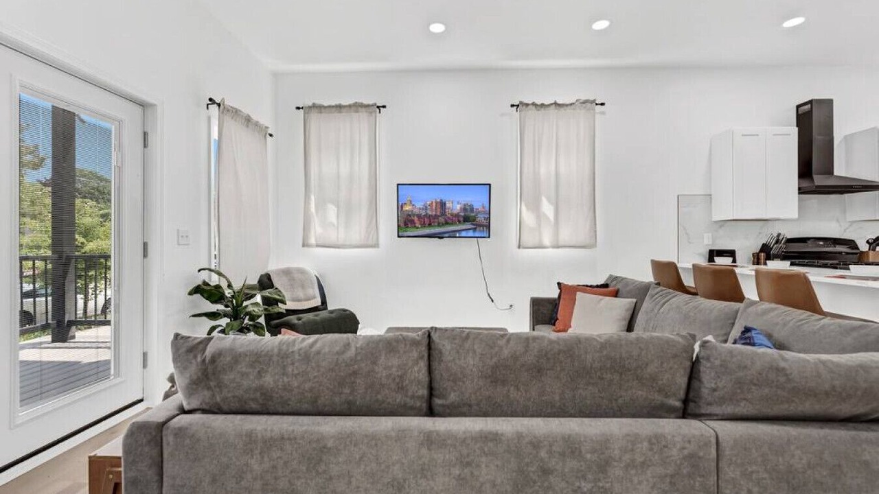 Photo of Livingroom in Front Park