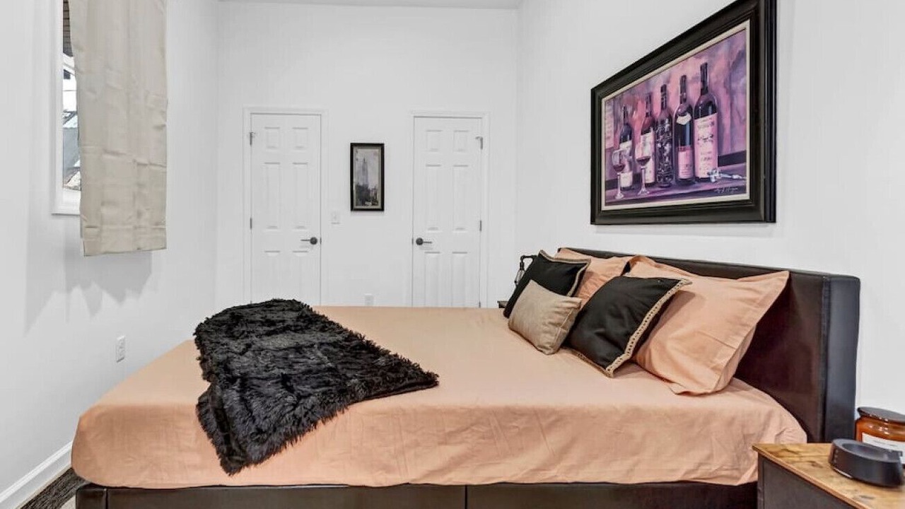 Photo of Bedroom in Front Park
