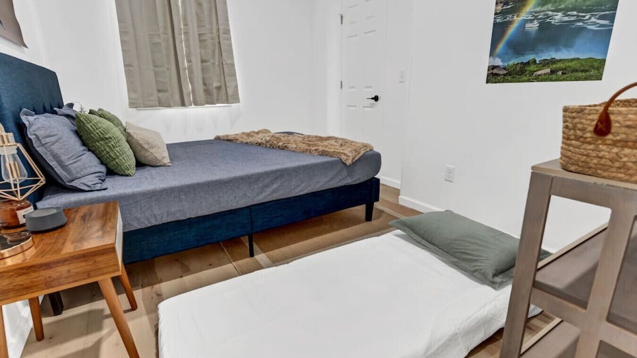 Photo of Bedroom in Front Park