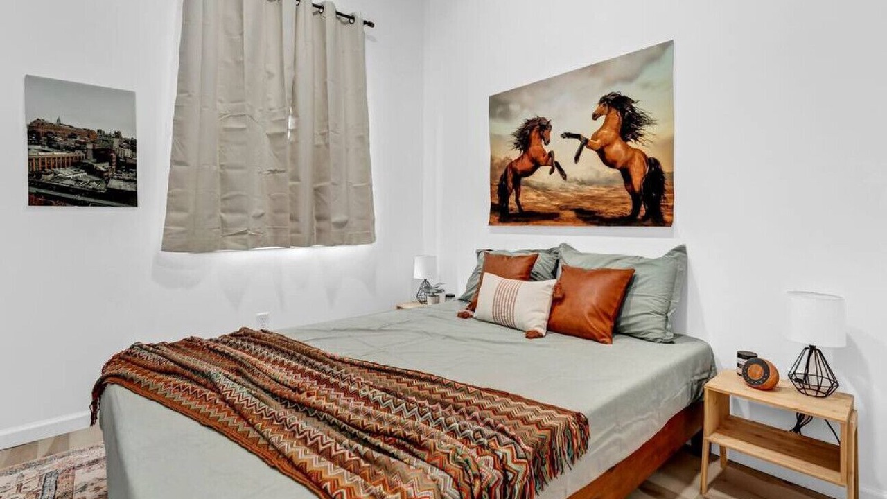 Photo of Bedroom in Front Park