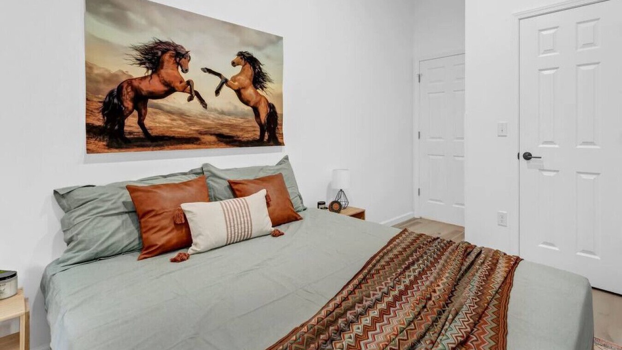 Photo of Bedroom in Front Park