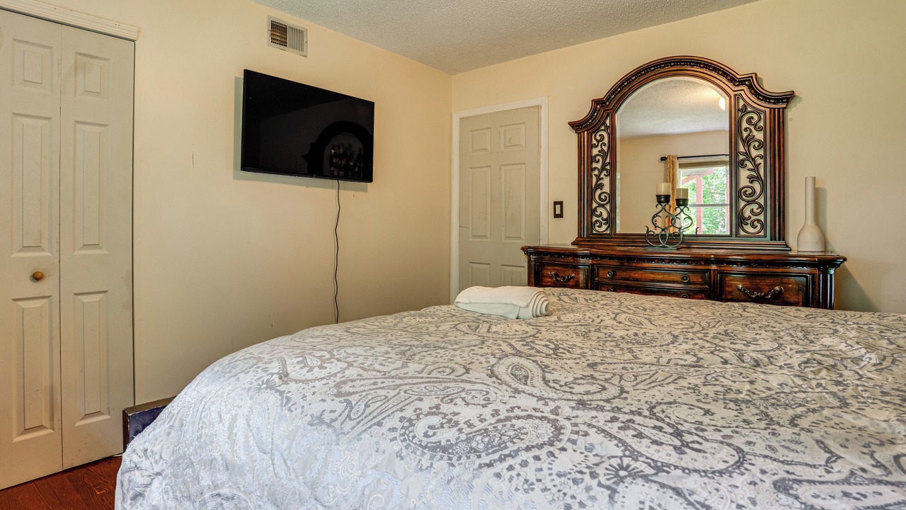 Photo of Bedroom in Alden Manor