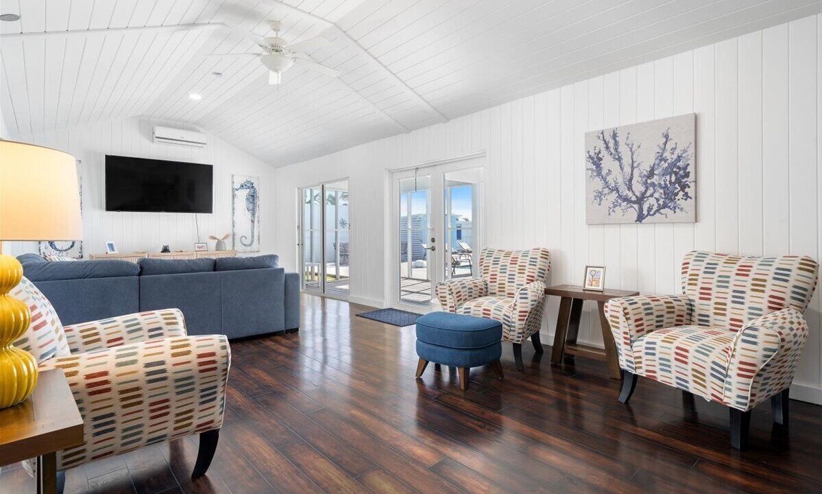 Photo of Livingroom in Bahama Palm Shores